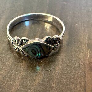 STUNNING .925 Vintage Sterling Silver Estate Ring Size 7.5 with Green Stone Slim